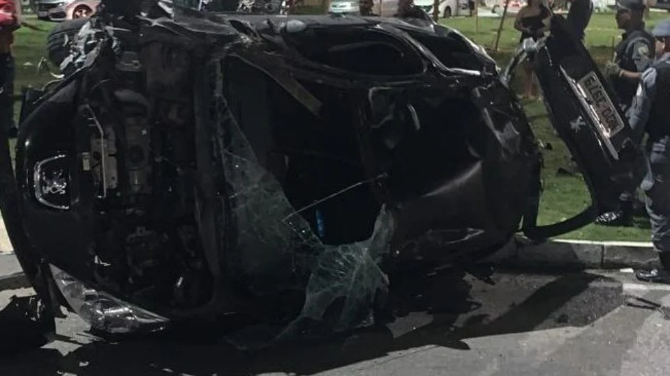Duas pessoas morrem após carro bater em poste e capotar em Manaus