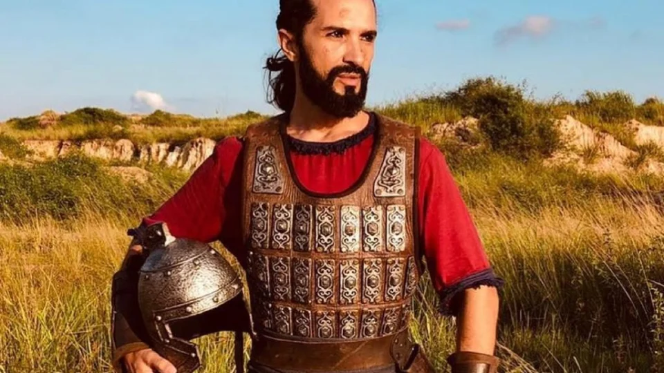 Mãe do ator Jeff Machado chega ao RJ: ‘Vocês não sabem o que estou sofrendo’