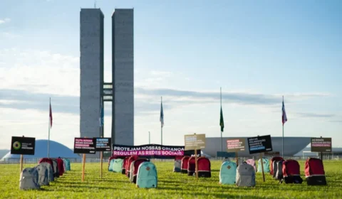 Ato com mochilas vazias no Congresso lembra vítimas de ataques em escolas