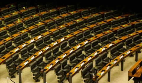 PEC da Anistia pode perdoar dívida de R$ 740 milhões de partidos para cotas; entenda