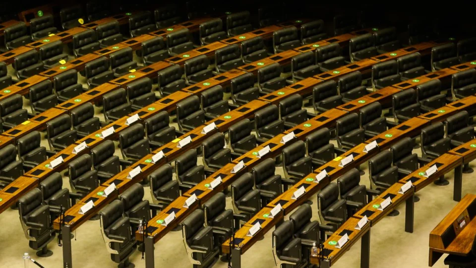 PEC da Anistia pode perdoar dívida de R$ 740 milhões de partidos para cotas; entenda