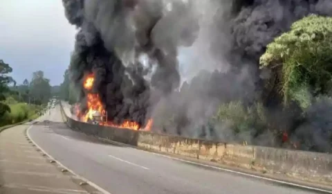 Caminhão tomba, explode e causa incêndio na BR-04 em Minas Gerais