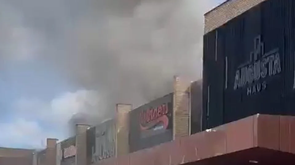 VÍDEO: Incêndio atinge centro comercial em Manaus neste sábado, 13