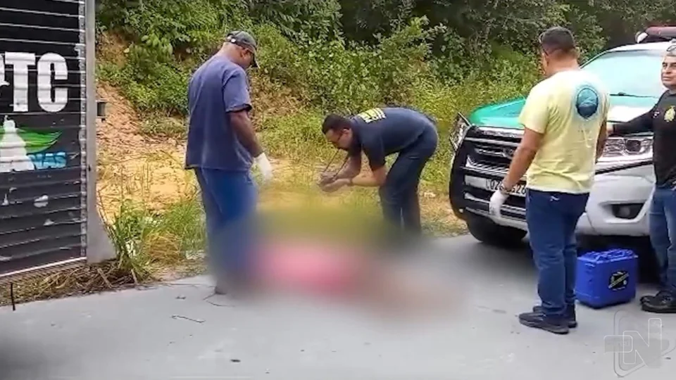 VÍDEO: corpo de homem é encontrado enrolado com fio elétrico em ramal de Manaus