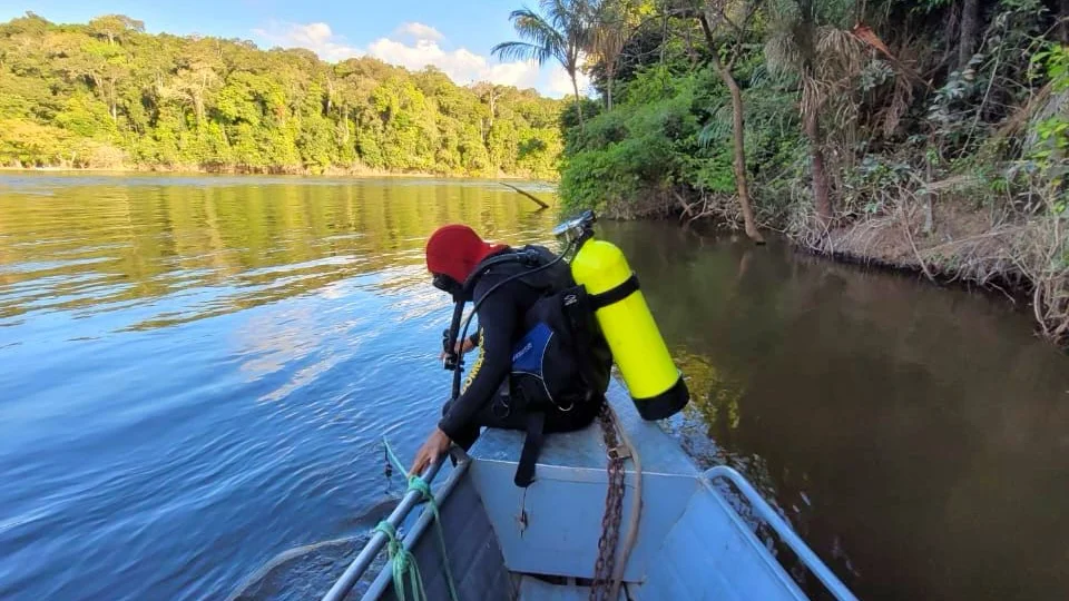 Corpo de turista é achado após naufrágio de bote no Rio Acari, no Amazonas