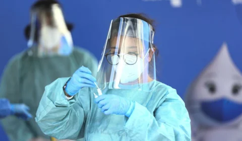 Saúde alerta que Covid-19 não acabou e imunização segue fundamental