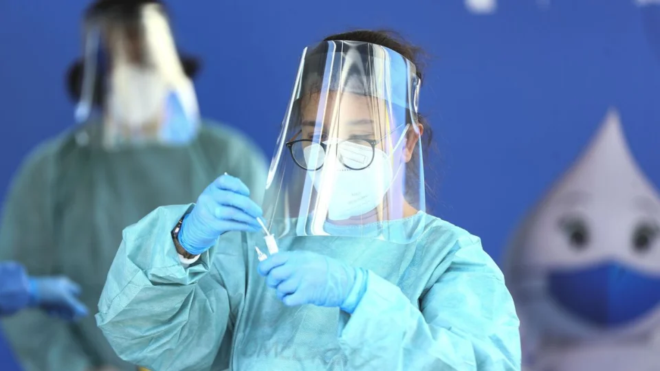 Saúde alerta que Covid-19 não acabou e imunização segue fundamental