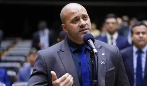 Moraes dá prazo de 48 horas para Daniel Silveira explicar violação da condicional