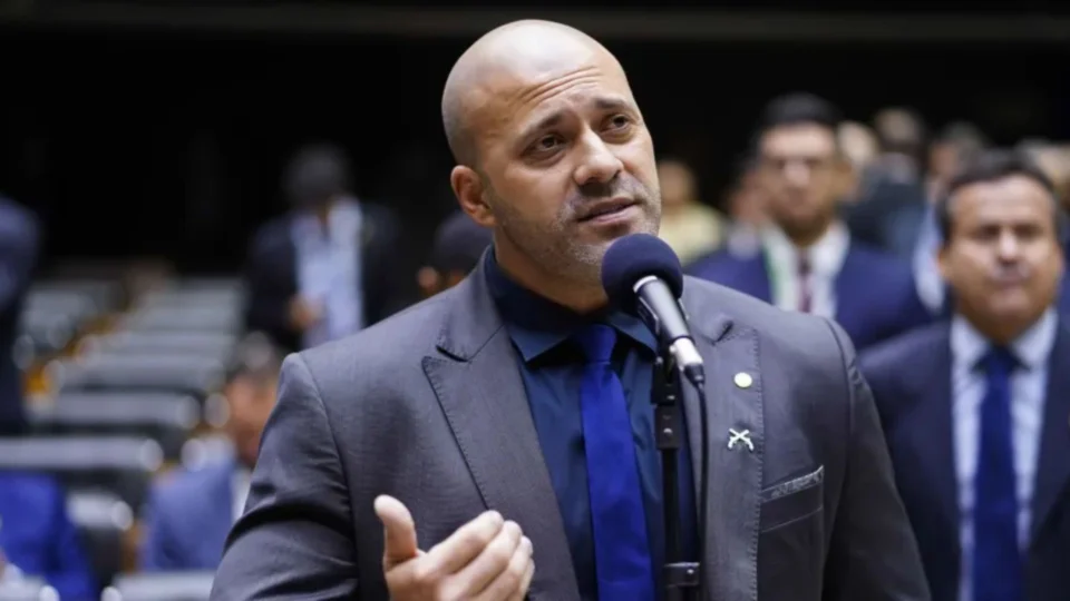 Moraes dá prazo de 48 horas para Daniel Silveira explicar violação da condicional