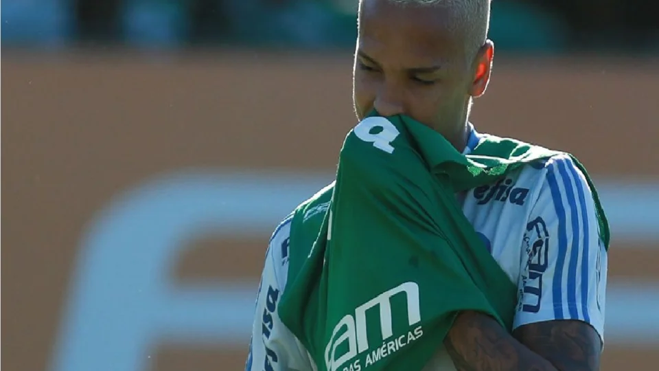 Julgamento no STJD é marcado por cena inusitada de jogador do Cuiabá