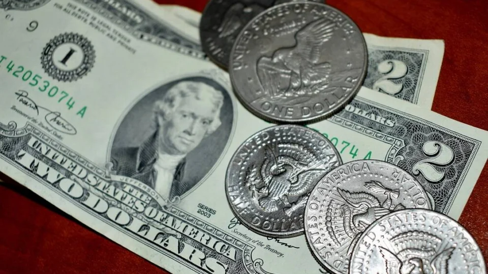 Dólar encerra maio acima de R$ 5 e alta do mês é de 1,72%