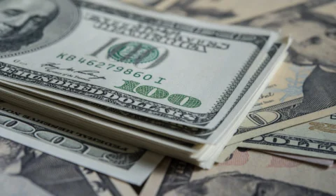 Dólar encerra semana em queda abaixo de R$ 5; bolsa de valores sobe