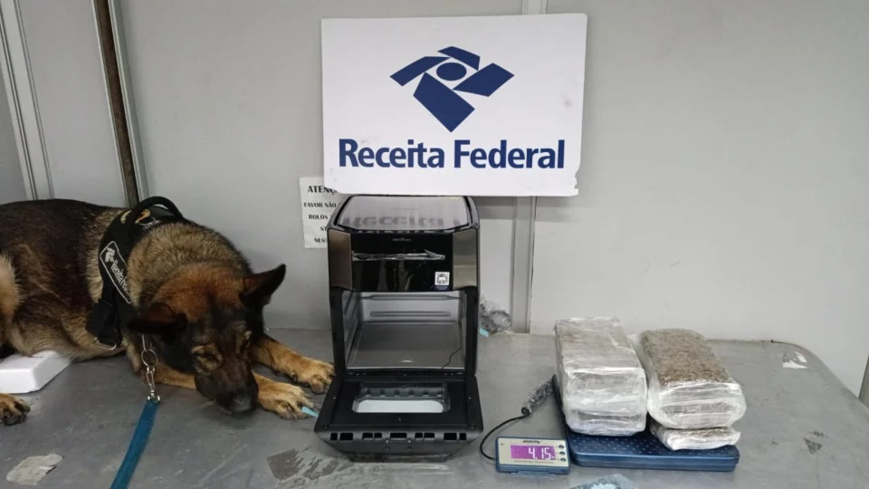 RF encontra 19 kg de drogas dentro de Air Fryer e de mala no aeroporto do AM