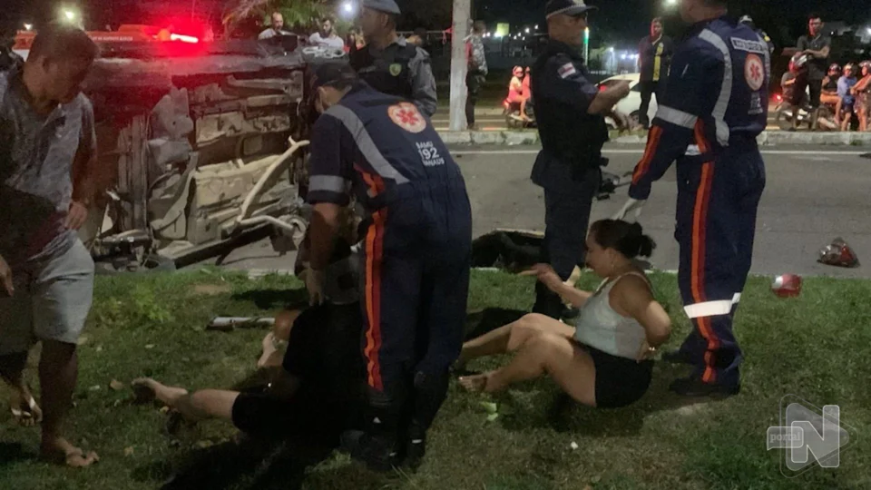 VÍDEO: em Manaus, duas pessoas morrem e duas ficam feridas após carro capotar