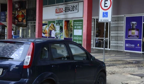 PL no Senado propõe estacionamento grátis para idosos e PCD; confira