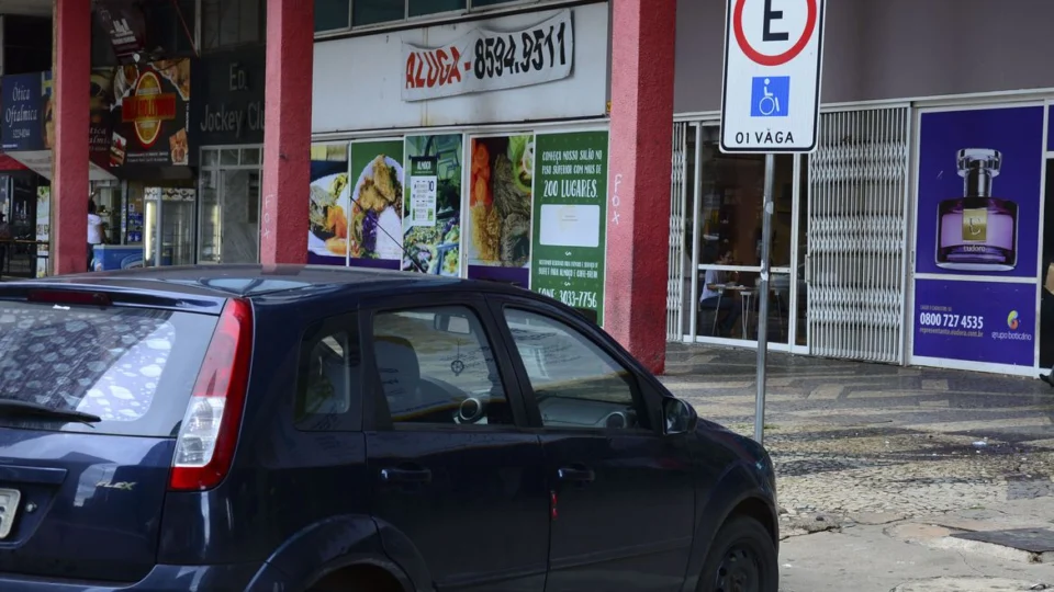 PL no Senado propõe estacionamento grátis para idosos e PCD; confira