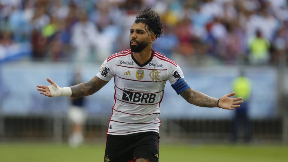 Flamengo faz 3 a 2 no Bahia, vence a primeira fora e entra no G-4