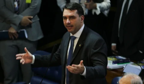 Flávio Bolsonaro aciona CNJ sobre presos por crimes contra policiais