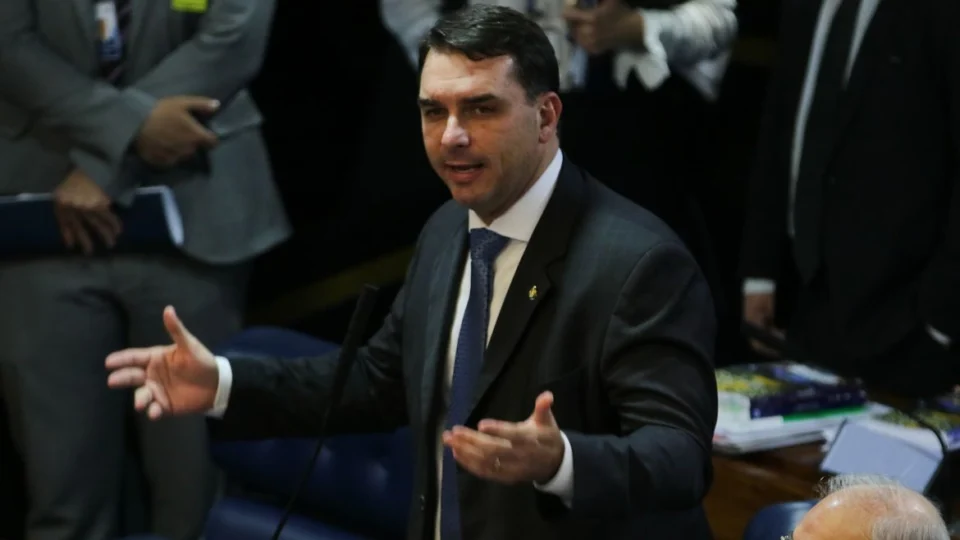 Flávio Bolsonaro é multado em R$ 5 mil por disseminar fake news contra Lula