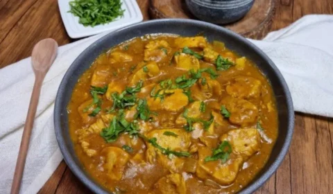 Receita Fácil – Frango ao curry com leite de coco: opção pronta em 50 minutos