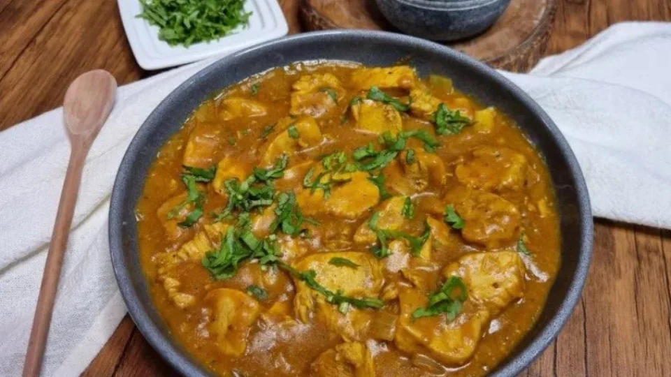 Receita Fácil – Frango ao curry com leite de coco: opção pronta em 50 minutos