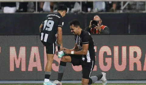 Líder invicto, Botafogo goleia o Corinthians por 3 a 0; Vasco e Coxa empatam