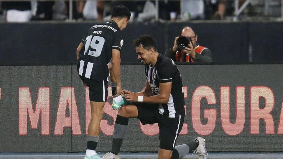Líder invicto, Botafogo goleia o Corinthians por 3 a 0; Vasco e Coxa empatam