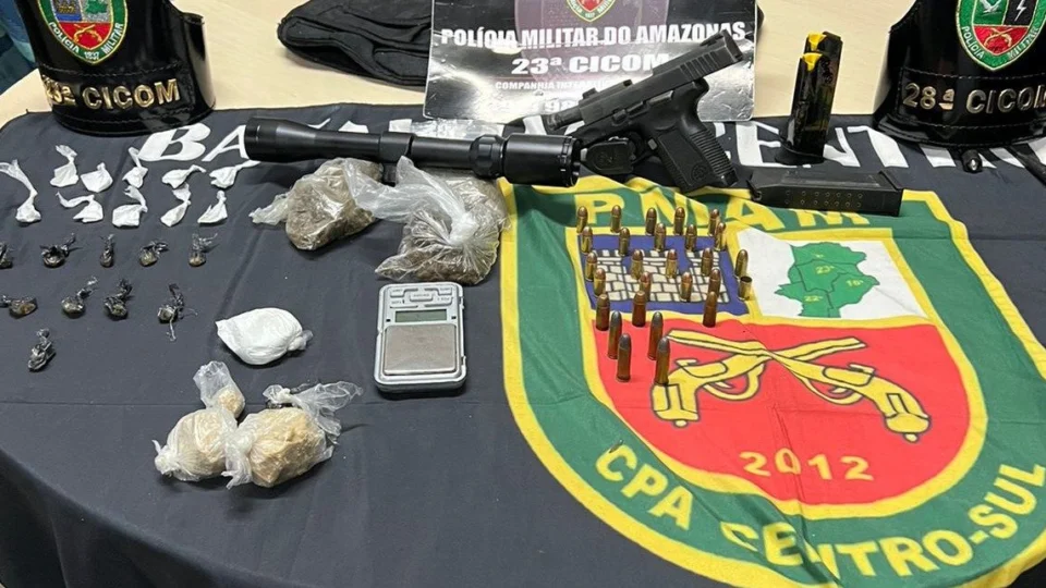 Grupo de jovens é preso com drogas após atirar contra polícia em Manaus