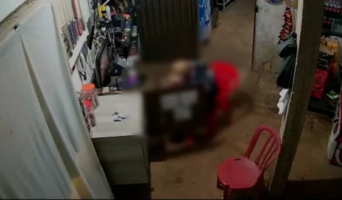 VÍDEO: homem entra em buraco usado para entregar bebida e mata rival em Goiás