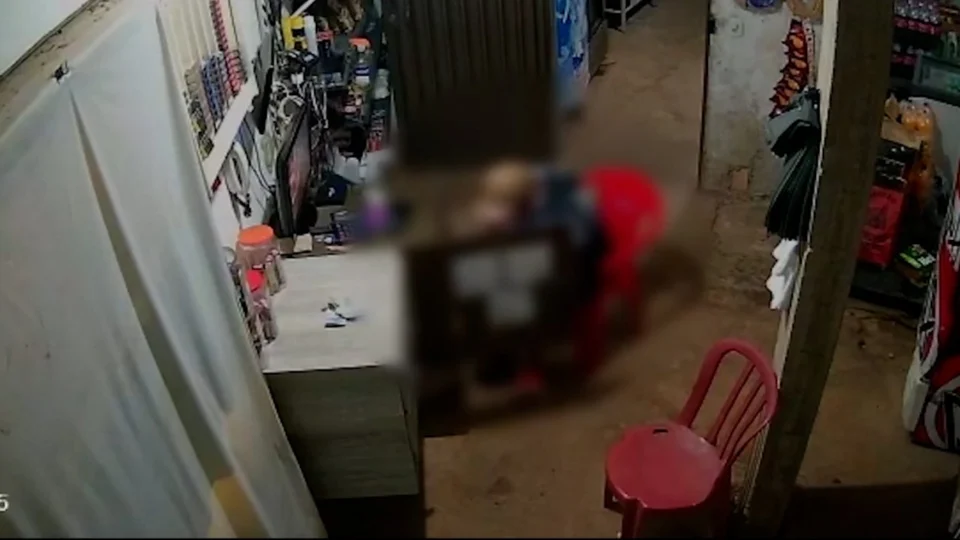 VÍDEO: homem entra em buraco usado para entregar bebida e mata rival em Goiás