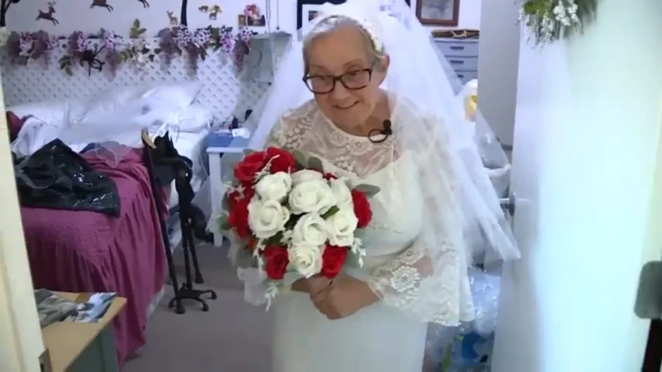 Vídeo: idosa casa com ela mesma em cerimônia em casa de repouso nos EUA