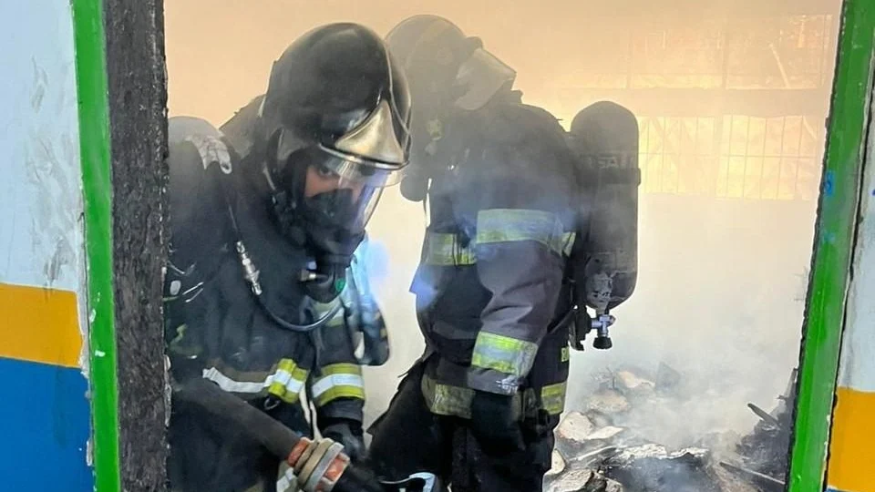 Incêndio atinge escola municipal em Jacareí-SP nesta terça-feira, 23