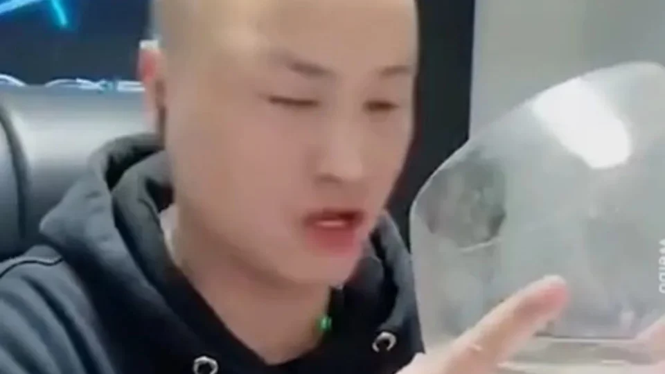 Influencer morre após fazer desafio de internet com bebida na China