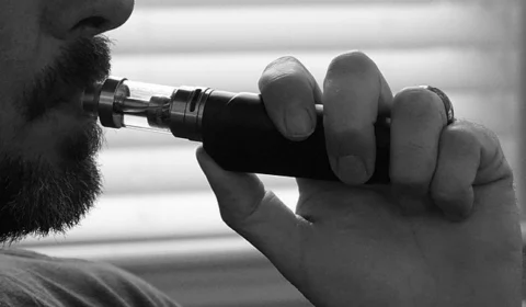 Jovem desenvolve perfuração no pulmão por consumo de vape nos EUA