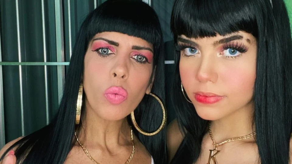 Influencers suspeitas de racismo dão banana e macaco de pelúcia a crianças