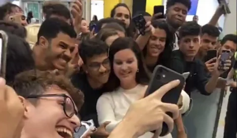 Simpatia e carisma: Lana Del Rey atende fãs em aeroporto no Rio de Janeiro