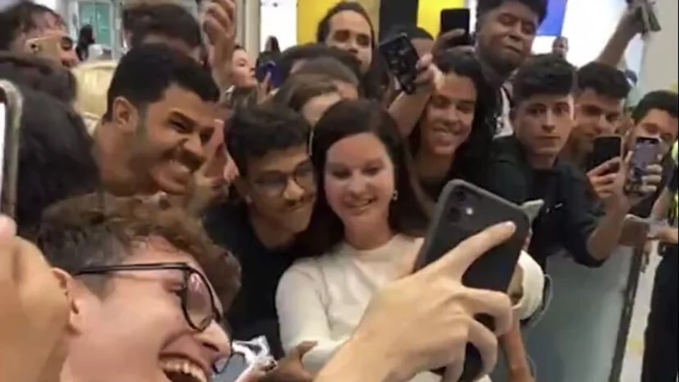 Simpatia e carisma: Lana Del Rey atende fãs em aeroporto no Rio de Janeiro