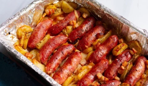 Receita Fácil – Linguiça assada com batatas: opção pronta em 70 minutos