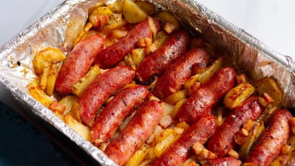 Receita Fácil – Linguiça assada com batatas: opção pronta em 70 minutos
