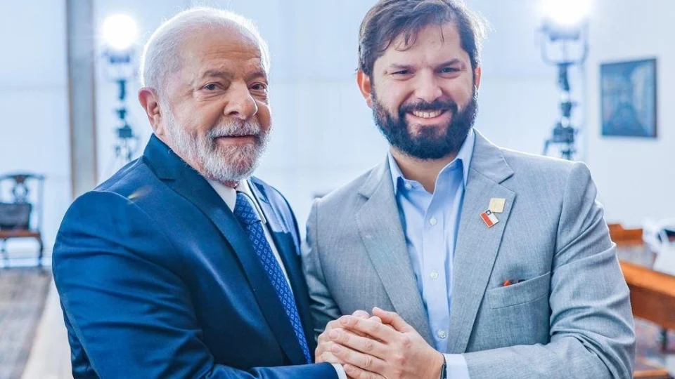Presidente chileno Gabriel Boric endossa críticas a Lula por apoio a Maduro