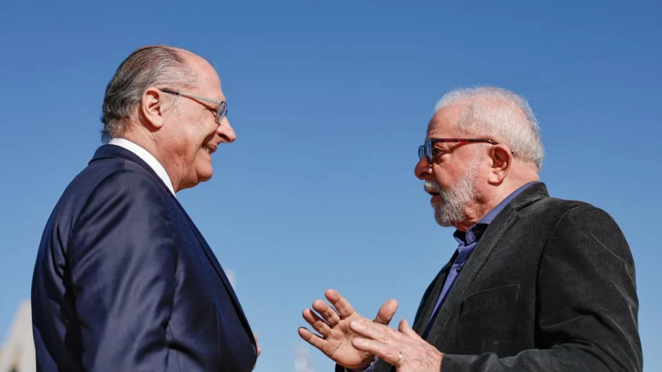 Lula pode anunciar medida para baratear carro popular na próxima quinta (25)