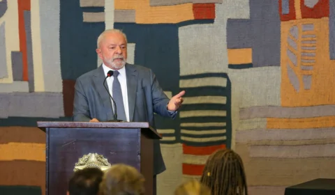 Lula vai a Londres para a coroação do Rei Charles III