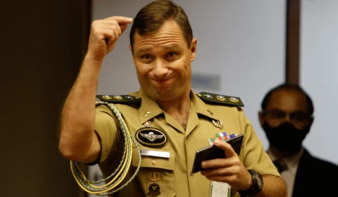 Mauro Cid fica em silêncio ao depor à PF sobre fraude em cartão de vacina