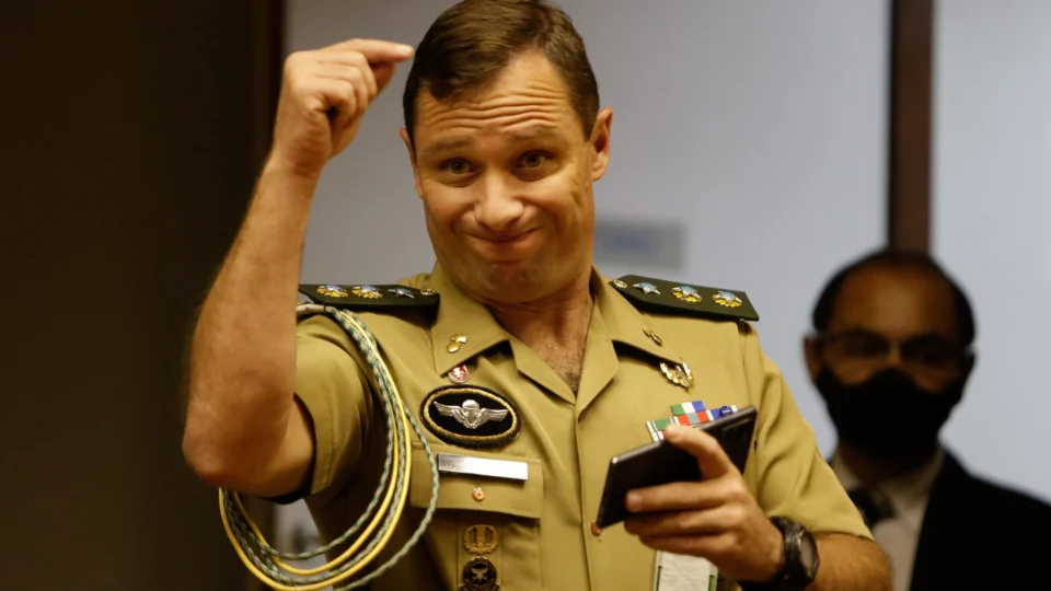 Mauro Cid fica em silêncio ao depor à PF sobre fraude em cartão de vacina