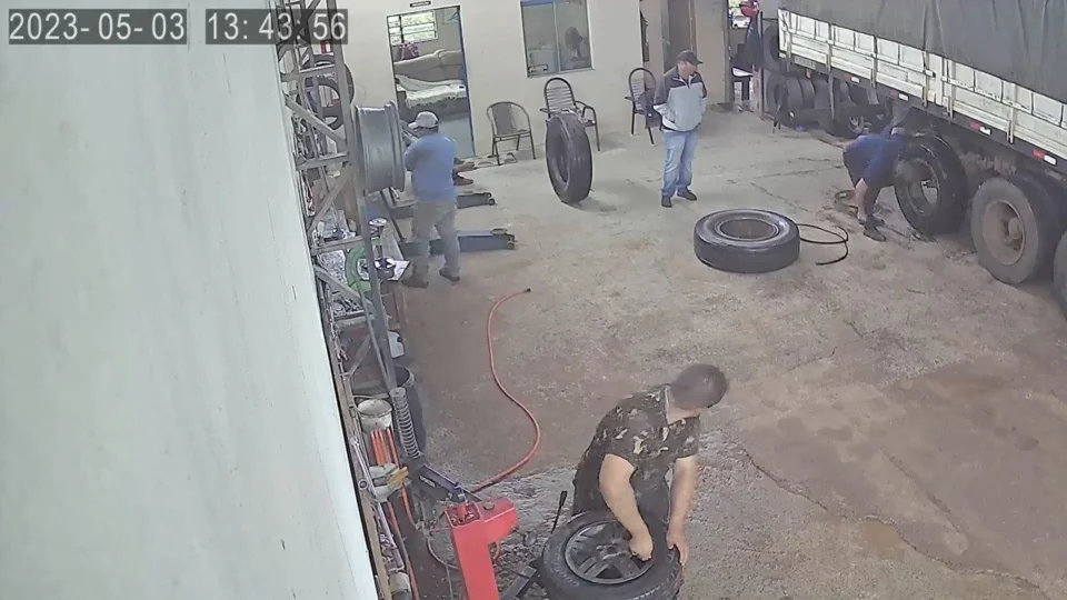 VÍDEO: mecânico morre após pneu de caminhão explodir em borracharia no RS