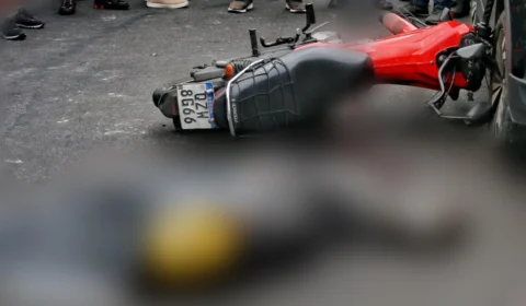 VÍDEO: motorista de app morre após colidir a moto com carro em Manaus