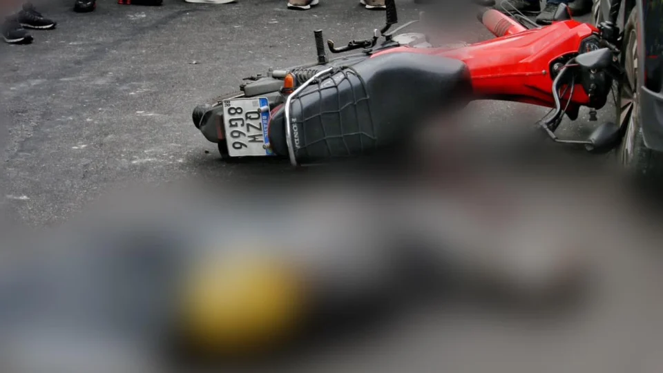 VÍDEO: motorista de app morre após colidir a moto com carro em Manaus