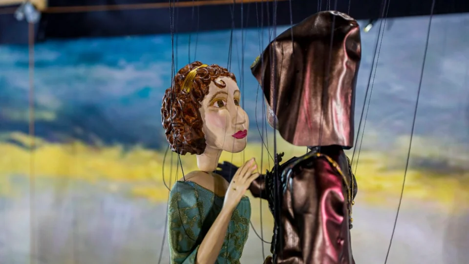 Ópera com marionetes é apresentada no Teatro Amazonas para público infantil