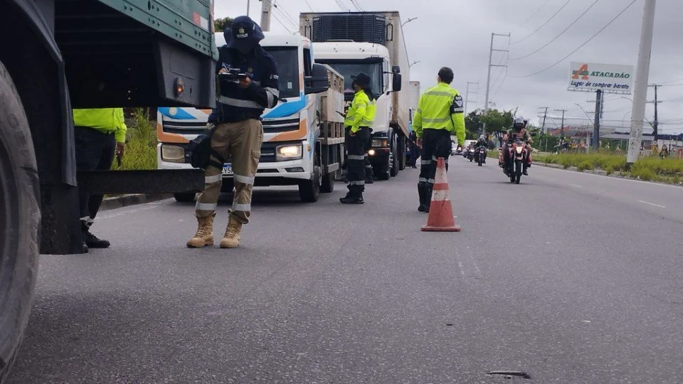 ‘Carga Pesada’ autua 32 motoristas por irregularidades no trânsito em Manaus