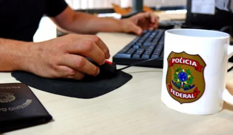 Certificados falsos de vacina são encontrados na casa de Mauro Cid, segundo PF